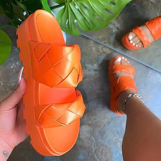 Chaussures-Femmes-avec-une-semelle-plateforme-tissée-et-une-sandales-et-chaussons-plateforme-pédal