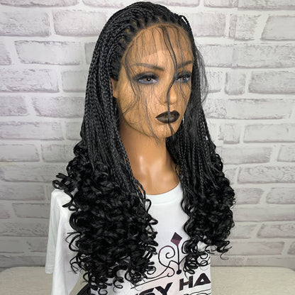 Tresse noire avec de petits cheveux bouclés longs et bouclés