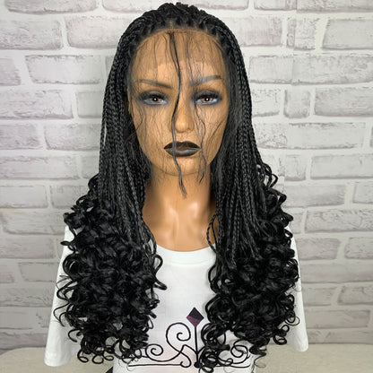 Tresse noire avec de petits cheveux bouclés longs et bouclés