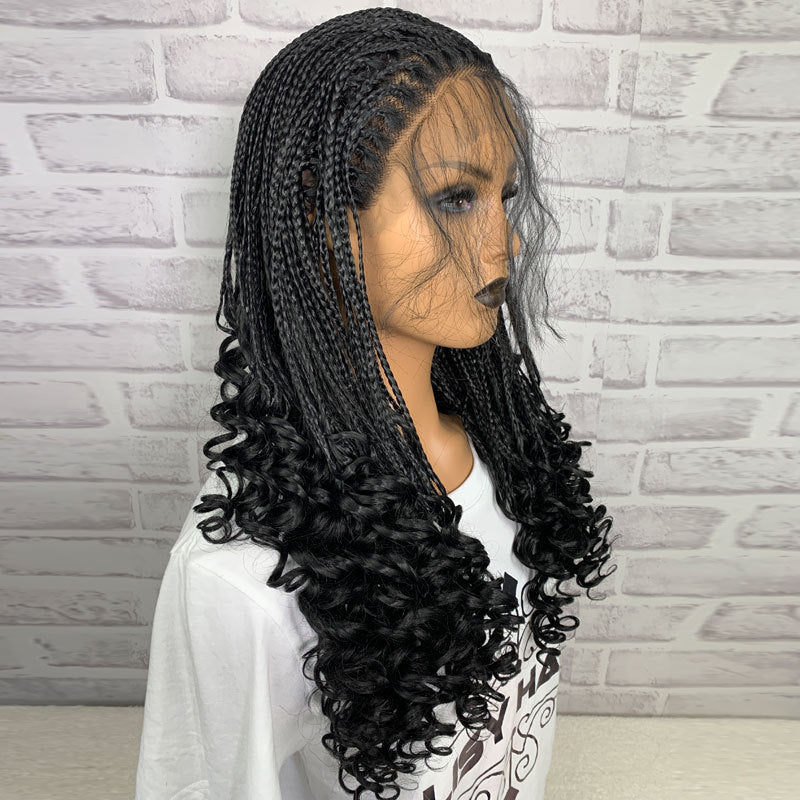 Tresse noire avec de petits cheveux bouclés longs et bouclés