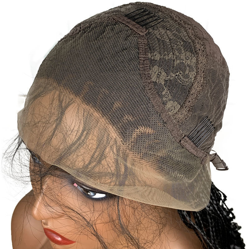 Tresse noire avec de petits cheveux bouclés longs et bouclés