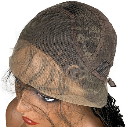 Tresse noire avec de petits cheveux bouclés longs et bouclés