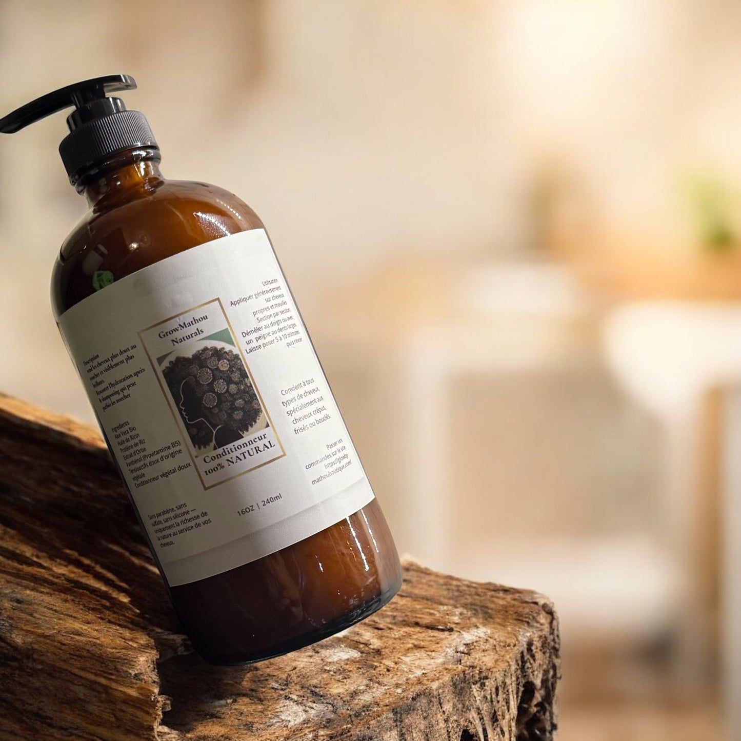 Un soin crémeux ultra-hydratant qui facilite le démêlage instantanément.
Il nourrit en profondeur, adoucit les cheveux et apporte une brillance naturelle, tout en renforçant les longueurs.