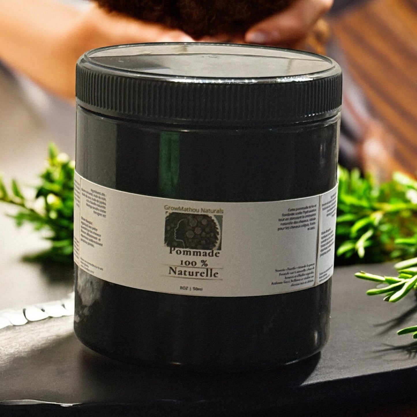 Une pommade riche qui scelle l’hydratation, protège les pointes et apporte une brillance naturelle.
Idéale pour les coiffures protectrices, les twists, vanilles et pour limiter les frisottis.