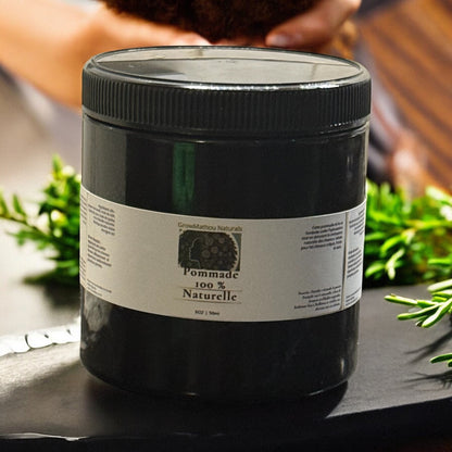 Une pommade riche qui scelle l’hydratation, protège les pointes et apporte une brillance naturelle.
Idéale pour les coiffures protectrices, les twists, vanilles et pour limiter les frisottis.