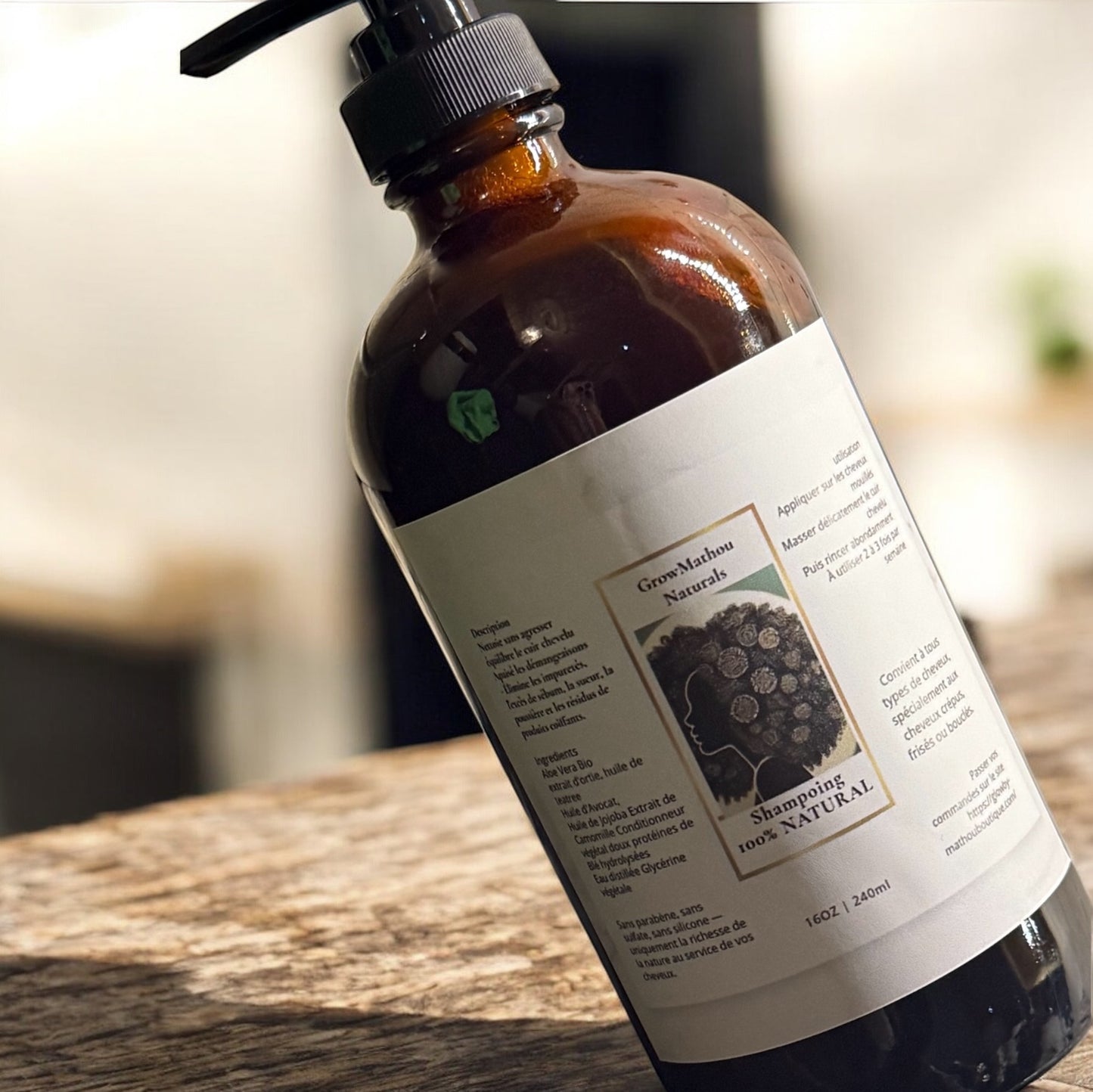 Un shampooing riche en extraits d’hibiscus qui nettoie en douceur sans assécher.
Il renforce la fibre capillaire, réduit la casse et laisse les cheveux propres, souples et prêts à être nourris.

